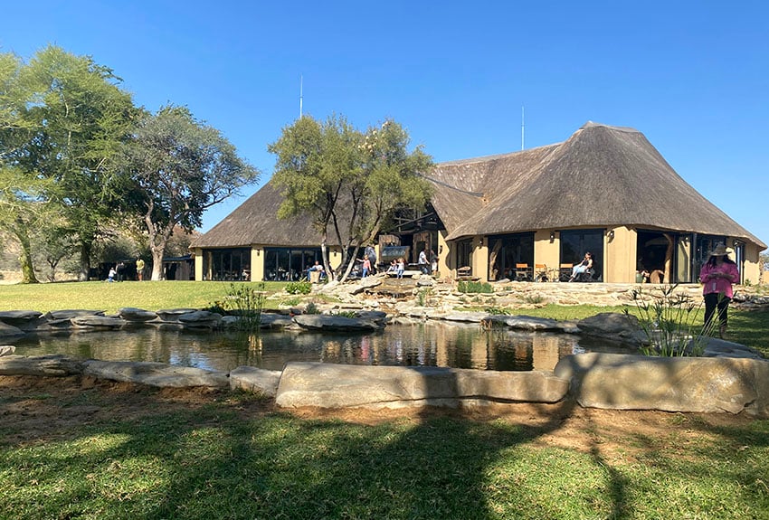 Okapuka Safari Lodge, Restaurant, Teich, Namibia